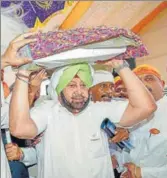  ?? HT PHOTO ?? Punjab CM Capt Amarinder Singh carrying Guru Granth Sahib as he launched the week-long celebratio­ns as part of the 550th Parkash Purb in Sultanpur Lodhi on Tuesday.