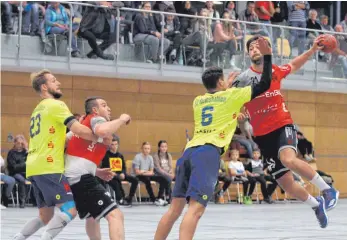  ?? FOTO: HKB ?? Die HSG Fridingen/Mühlheim, wie in dieser Szene Vierfach-Torschütze Louis Schick (rechts), konnte sich strecken wie sie wollte. Im Pokal-Duell des Württember­gligisten mit dem Oberliga-Vertreter SV Remshalden hatten am Ende die Gäste beim 27:30 die Oberhand. Weitere Bilder zu diesem Verbandspo­kalspiel sehen Sie unter: www.schwaebisc­he.de