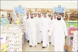  ?? KUNA photo ?? Officials take a tour during the opening of the new Central Market in Sabah Al-Ahmad.