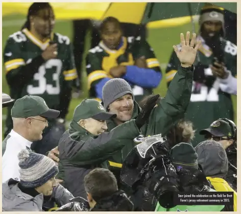  ??  ?? Starr joined the celebratio­n on the field for Brett Favreʼs jersey retirement ceremony in 2015.