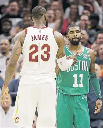  ?? FOTO: AP ?? LeBron James, alero de los Cavaliers, y Kyrie Irving, base de los Celtics, se saludan después del partido