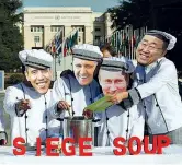  ??  ?? Protesta Attivisti vestiti da Lavrov, Obama, Assad e Putin, preparano la «zuppa dell’assedio» a Ginevra