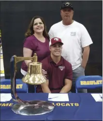  ?? KARINA LOPEZ PHOTO ?? A.J. Grijalva and his family smile for a photo following a signing ceremony at Brawley Union High last week. Grijalva is set to play football at the University of Puget Sound in Tacoma, Washington.