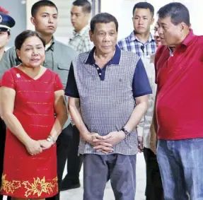  ??  ?? The Villar couple give President Duterte a tour of the newly inaugurate­d drug rehab center.