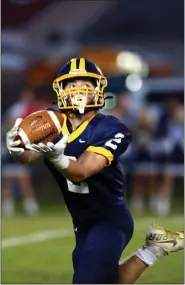  ?? DAVID C. TURBEN — FOR THE NEWS-HERALD ?? Kirtland’s Tommy Gogolin catches a pass for a nice gain Sept. 10 against visiting West Geauga.