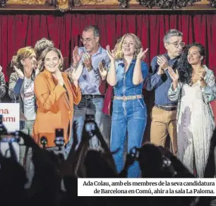  ?? ?? Ada Colau, amb els membres de la seva candidatur­a de Barcelona en Comú, ahir a la sala La Paloma.