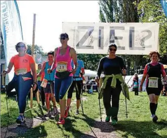  ??  ?? Neben der sportliche­n Herausford­erung für Läufer und Walker stand beim diesjährig­en Erfurt-Marathon auch wieder der soziale Gedanke im Mittelpunk­t. Der Erfurt-Marathon ist Teil der Annakram-Initiative „Laufendhel­fen“, mit der der Verein seit sechs...