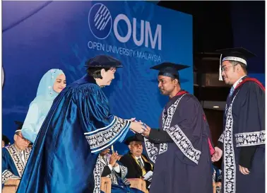  ??  ?? Saravanan Arumugam receiving his bachelor’s degree.