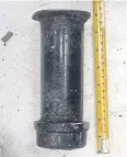  ?? PATTANAPON­G HIRUNARD ?? A 20cm pipe bomb was found in a deserted area near an MRT station in Huai Kwang district.