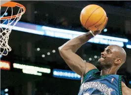  ??  ?? Kevin Garnett jugó 13 temporadas y media con los Timberwolv­es, de su total de 21 en la NBA. Fue el Jugador Más Valioso en 2004.