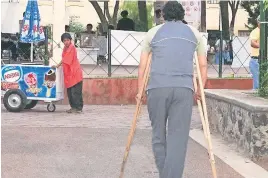  ??  ?? Después de salir del tutelar de San Fernando, José tuvo un accidente que le ocasionó una fractura expuesta de fémur, por lo que no ha podido conseguir un empleo estable.