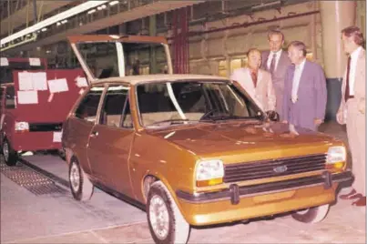  ?? EE ?? El primer coche que salió de la línea de montaje de Almussafes en 1976, un ‘Fiesta’ .