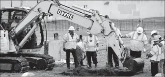  ?? SUE OGROCKI / ASSOCIATED PRESS; ?? Above: Excavation at Tulsa’s Oaklawn Cemetery has so far unearthed 27 remains.