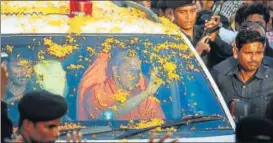  ?? DEEPAK GUPTA/ HT PHOTO ?? Supporters shower flowers on CM Aditya Nath Yogi on his first visit as CM to Gorakhpur on Saturday.