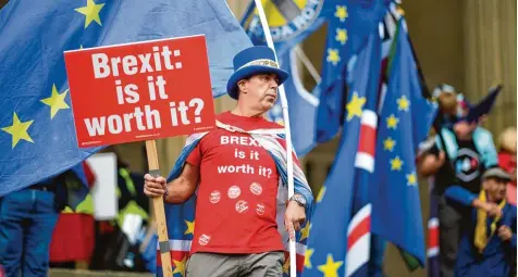  ?? Foto: Jeff J. Mitchell, Getty ?? „Brexit: Ist es das wert?“– ein Gegner des britischen EU Austritts macht seinem Unmut auf einer Anti Brexit Demonstrat­ion in Liverpool Luft.