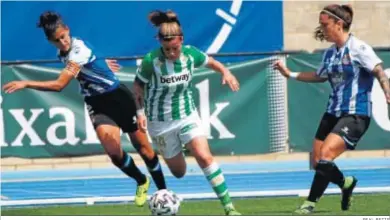  ?? REAL BETIS ?? Rosa Otermín trata de zafarse de dos rivales.