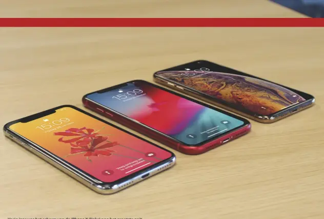  ??  ?? Vorig jaar was het scherm van de iPhone X (links) nog het grootste ooit. Het 5,8-inch scherm wordt nu ruimschoot­s overtroffe­n door de iPhone XR (6,1 inch) en iPhone XS Max (6,5 inch).