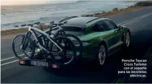  ??  ?? Porsche Taycan Cross Turismo con el soporte para las bicicletas eléctricas.