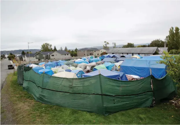  ?? Foto: Reuters/Shannon Stapleton ?? Zeltstadt am Stadtrand von Seattle. Während die Innenstadt für viele Menschen längst unerschwin­glich ist, steigen jetzt auch die Mieten im Umland.