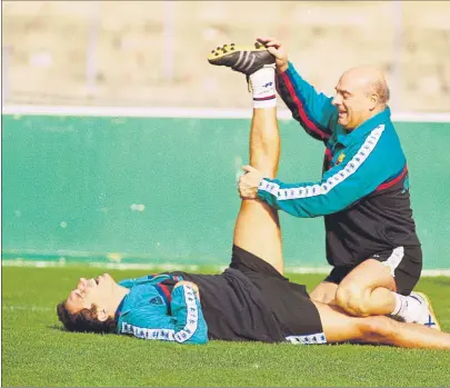  ?? FOTO: M. MORENO ?? Con Eusebio Sacristán, hoy entrenador de la Real Sociedad, Joan Malgosa tuteló la puesta a punto de los lesionados