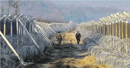  ?? Makedonští vojáci patrolují na makedonsko-řecké hranici. Na řecké straně čeká na přechod 11 tisíc uprchlíků.
FOTO ČTK/ AP ?? Ostnaté dráty se vracejí.