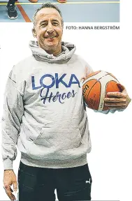  ?? FOTO: HANNA BERGSTRÖM ?? LEDARE. Georgios Koukouvino­s lär ut basket.