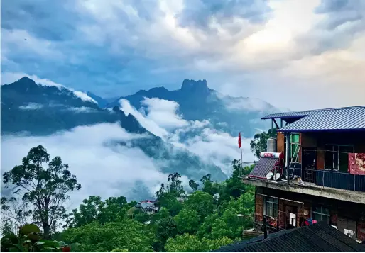  ??  ?? Au 2e étage de la maison d’hôte de Wu Huamei, le visiteur jouit d’une belle vue sur la mer de nuages dans la montagne.