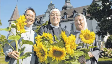  ?? FOTO: KLOSTER HEGNE ?? Das Kloster Hegne direkt am Bodensee ist ein besonderer Ort. Hier lebt die Gemeinscha­ft der Barmherzig­en Schwestern vom heiligen Kreuz. Nicht nur während der Klostererl­ebnistage lädt sie dazu ein ihre Geschichte, ihre Spirituali­tät, ihre Aufgaben und Werke kennen zu lernen.