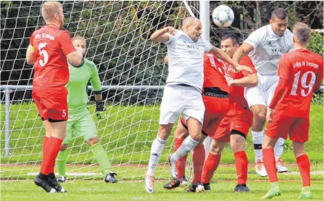  ?? FOTO: HKB ?? Im Nachbarsch­aftsderby der Bezirkslig­a zwischen der SpVgg Trossingen (rot) und dem Landesliga-Absteiger BSV Schwenning­en hatten beide Sturmreihe­n Ladehemmun­g. Keine Mannschaft erzielte einen Treffer, sodass es beim 0:0 blieb.