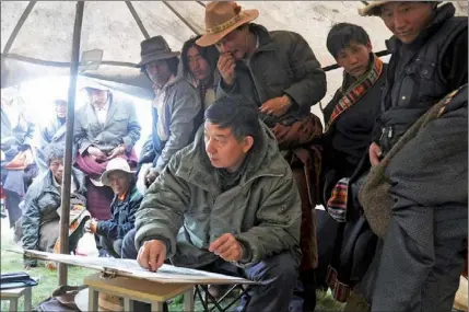  ?? PHOTOS PROVIDED TO CHINA DAILY ?? Wu Changjiang makes a sketch in a Tibetan tent, in Zekog county, Qinghai province.