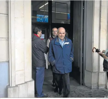  ?? ANTONIO PIZARRO ?? El ex presidente Manuel Chaves sale ayer de la Audiencia de Sevilla.