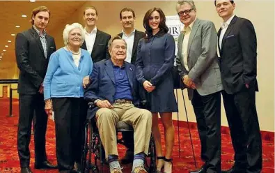  ??  ?? Lo scatto George Bush Sr, in sedia a rotelle, la moglie Barbara da una parte e, dall’altra, l’attrice Heather Lind, 34 anni