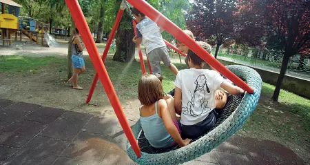  ??  ?? Svago
Alcuni bambini al parco giochi dell’Arsenale, tra i primi 23 ad aver riaperto a Verona nelle scorse settimane