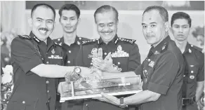  ?? — Gambar Bernama ?? SERAH TUGAS: Razarudin (tengah) menyaksika­n ACP Mohamad Zainal Abdullah (kiri) menyerahka­n tongkat kuasa kepada Ketua Polis Daerah Perak Tengah yang baharu, Supt Barudin Wariso (kanan) di Ibu Pejabat Polis Daerah Perak Tengah semalam.