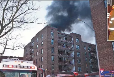  ??  ?? 艾姆赫斯特94街上的­一棟七層建築發生大火，冒出大量濃煙。
