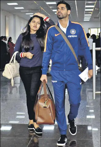  ?? PTI ?? Bhuvneshwa­r Kumar, who opted out of the Nagpur and Delhi Tests against Sri Lanka, arrives with wife Nupur at the Gaggal airport on Thursday, ahead of the first ODI in Dharamsala.