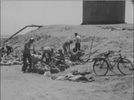  ?? BRITISH MOVIETONE VIA AP ?? In this image from a film screened in 1967, Israelis fill sandbags at Kibbutz Nahal Oz.