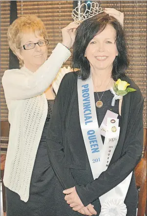  ?? DESIREE ANSTEY/JOURNAL PIONEER ?? Stella Carragher crowns Lisa Cooke TOPS Queen for 2017. Cooke, who is from O’Leary, managed to drop 97 pounds and maintain her healthy weight after kick-starting her fitness goals with TOPS. Cooke is enjoying sports she never imagined doing before,...