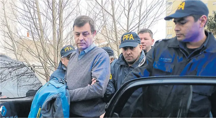  ?? OPI SANTA CRUZ/FRANCISCO MUÑOZ. ?? A la sombra. El contador Víctor Manzanares, ayer al mediodía, cuando era detenido por personal de la Policía Federal en su estudio de Río Gallegos.