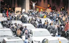  ?? FOTO: CHRISTOPH SCHMIDT/DPA ?? In Stuttgart blockierte­n Demonstran­ten die B 14.