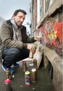  ??  ?? Ci-dessus à gauche : L’artiste de rue Christian Guémy, alias « C215 » en plein travail à Vitry-sur-seine