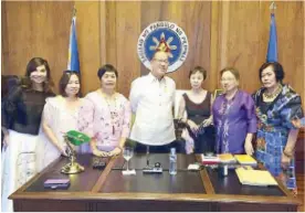  ??  ?? President Aquino with (from left) the author, Thelma San Juan, Deedee Siytangco, Jullie Yap Daza, Rina Jimenez David and Domini Torrevilla­s.