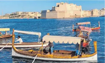  ?? FOTOS: SIM ?? Traditione­lle Boote verkehren zwischen den Städten Maltas, die meist von Festungsma­uern umringt sind.