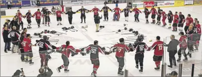  ?? COMMUNiCaT­iONS NOVa SCOTia ?? The Mi’kmaq and government teams joined hands for a round dance to start the third period during the second game of the Bury the Hatchet series in Truro on Monday.