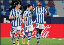  ??  ?? Isak celebra un gol frente a Aihen y Barrenetxe­a.