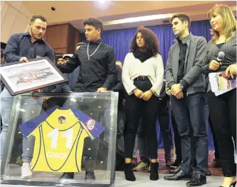  ?? | PHANDO JIKELO African News Agency (ANA) ?? THE family of Springbok wing Chester Williams accept a framed rugby shirt and photograph from the UWC rugby team he coached at his memorial service at the University of the Western Cape yesterday.