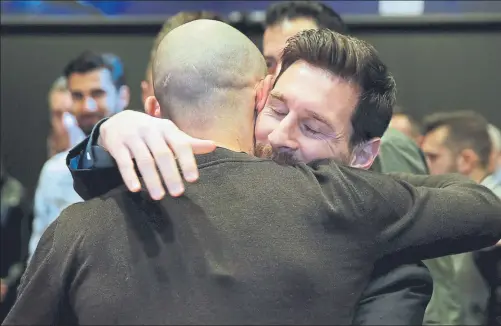  ?? FOTO: PEP MORATA ?? Sentido abrazo entre Messi y Mascherano. Ambos han compartido en el Barça “buenos y malos momentos juntos”, como admitió Leo en su vídeo de despedida para Javier, aunque todavía tendrán oportunida­d de seguir compartién­dolos en el próximo Mundial de...