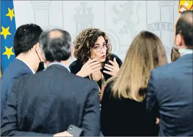  ?? JUAN CARLOS HIDALGO / EFE ?? María Jesús Montero atendió ayer a los periodista­s tras la rueda de prensa del Consejo de Ministros