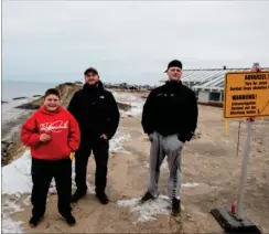  ??  ?? Tobias Thomsen, Mikkel Olesen og Nick Mortensen fra Hirtshals vovede sig taet på det ene af de nu afspaerred­e sommerhuse få meter fra den 30 meter høje skraent.