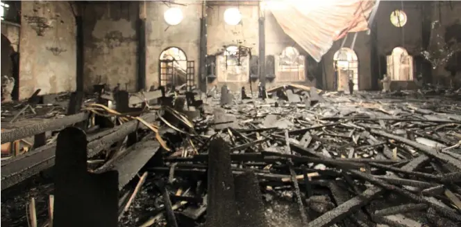  ?? PHOTOGRAPH BY BOB DUNGO JR. FOR THE DAILY TRIBUNE@tribunephl_bob ?? No fallen angel
A statue of an angel is what remains of the Sto.Niño de Pandacan church which was razed by a fire Friday.